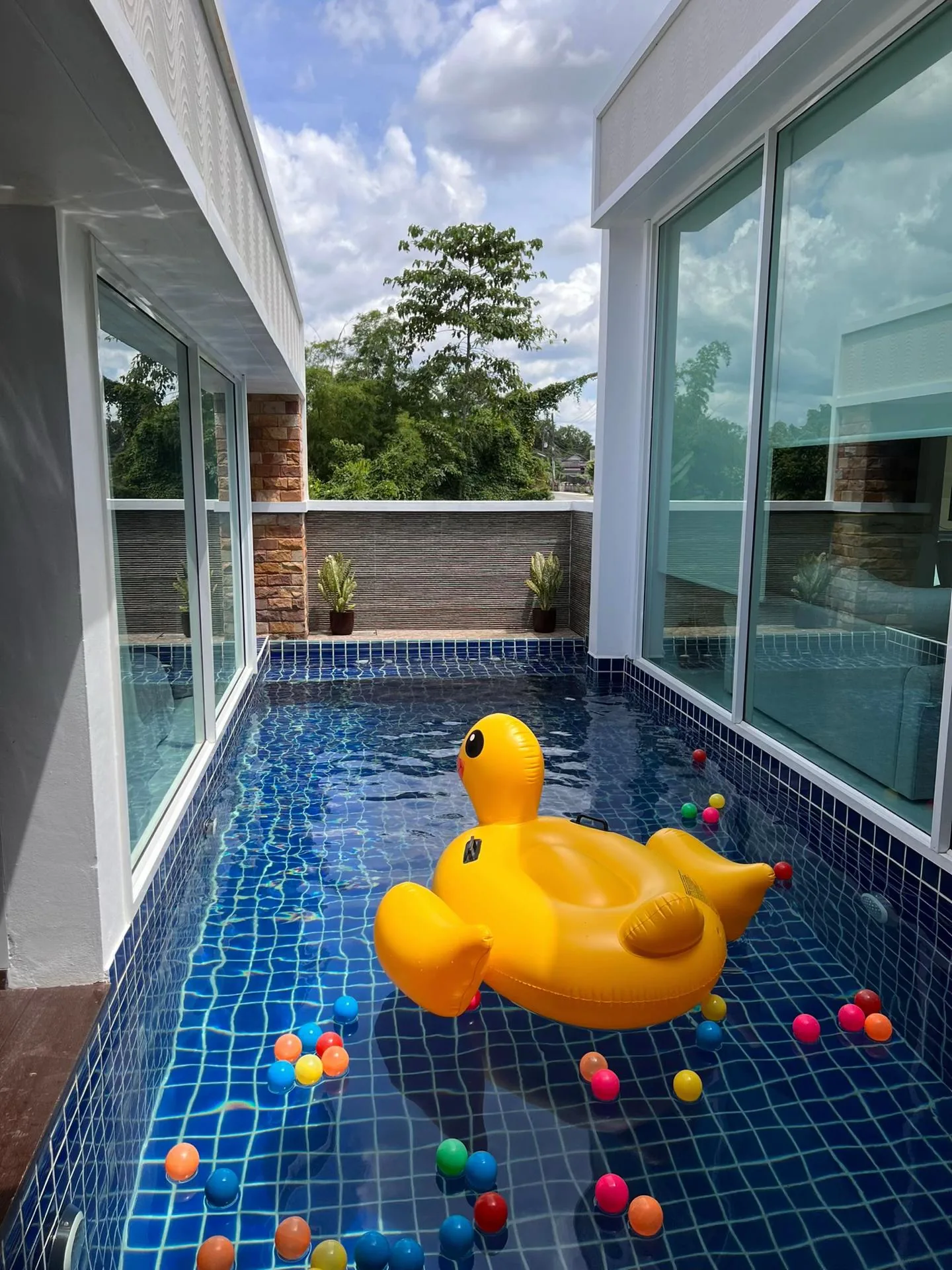 สระว่ายน้ำส่วนตัวระบบสปาของ Blue Sky Pool Villa